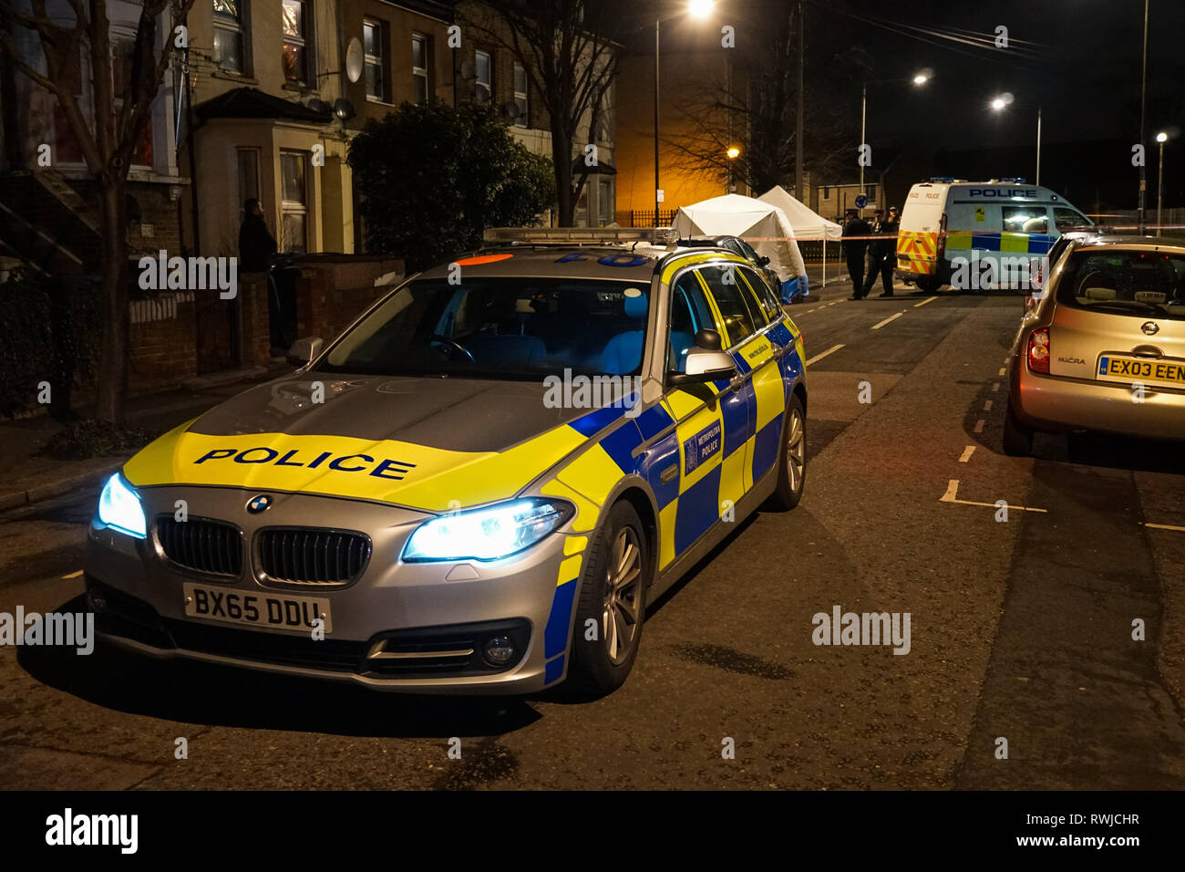 Polizei am Tatort in London, England Vereinigtes Königreich Großbritannien Stockfoto