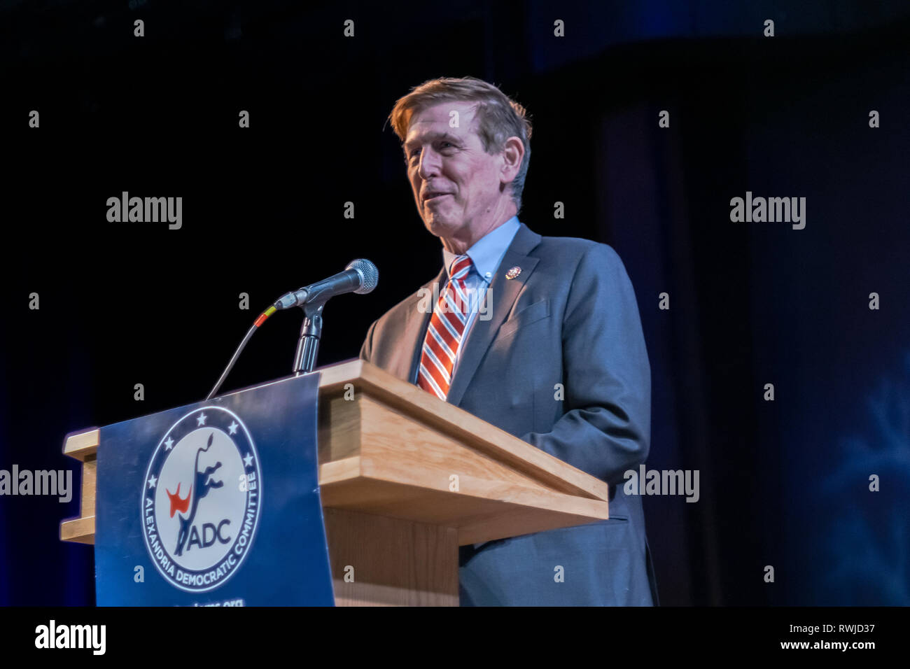 Alexandria, Virginia, USA. 5. Mär 2019. Us-Kongressabgeordneten, Don Beyer spricht auf eine demokratische Veranstaltung in Alexandria, Virginia. Credit: Eli Wilson/Alamy leben Nachrichten Stockfoto