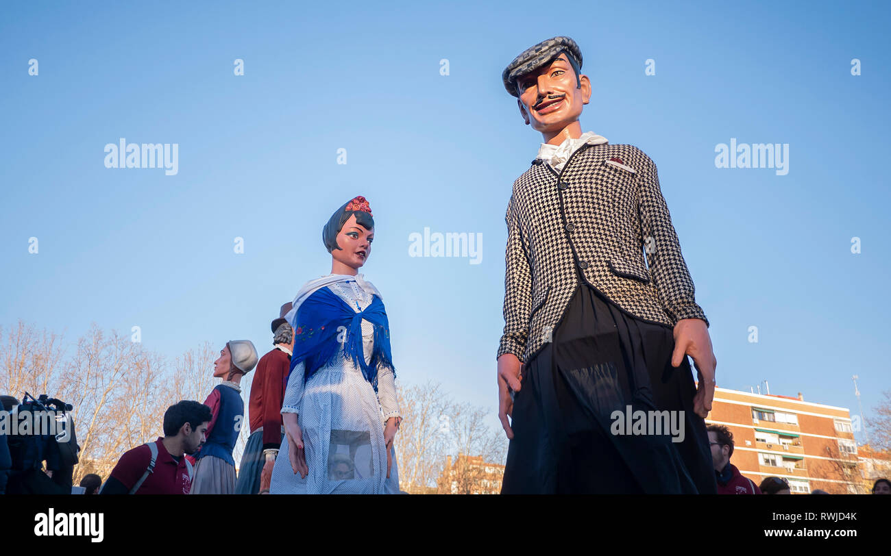 Madrid, Spanien. 6. Mär 2019. Die traditionelle "Begräbnis der Sardine" Zeremonie findet in Madrid ein Ende der Karneval feiern und Anfang der 40 Tage Fastenzeit vor Ostern zu geben. Es besteht aus einer Parade, die Parodien ein Begräbnis, in denen eine symbolische Zahl in der Form einer Sardine gebrannt wird. Dieses Fest fällt mit Aschermittwoch und symbolisiert die Beerdigung der Vergangenheit und die Wiedergeburt der Gesellschaft. Credit: Lora Grigorova/Alamy leben Nachrichten Stockfoto