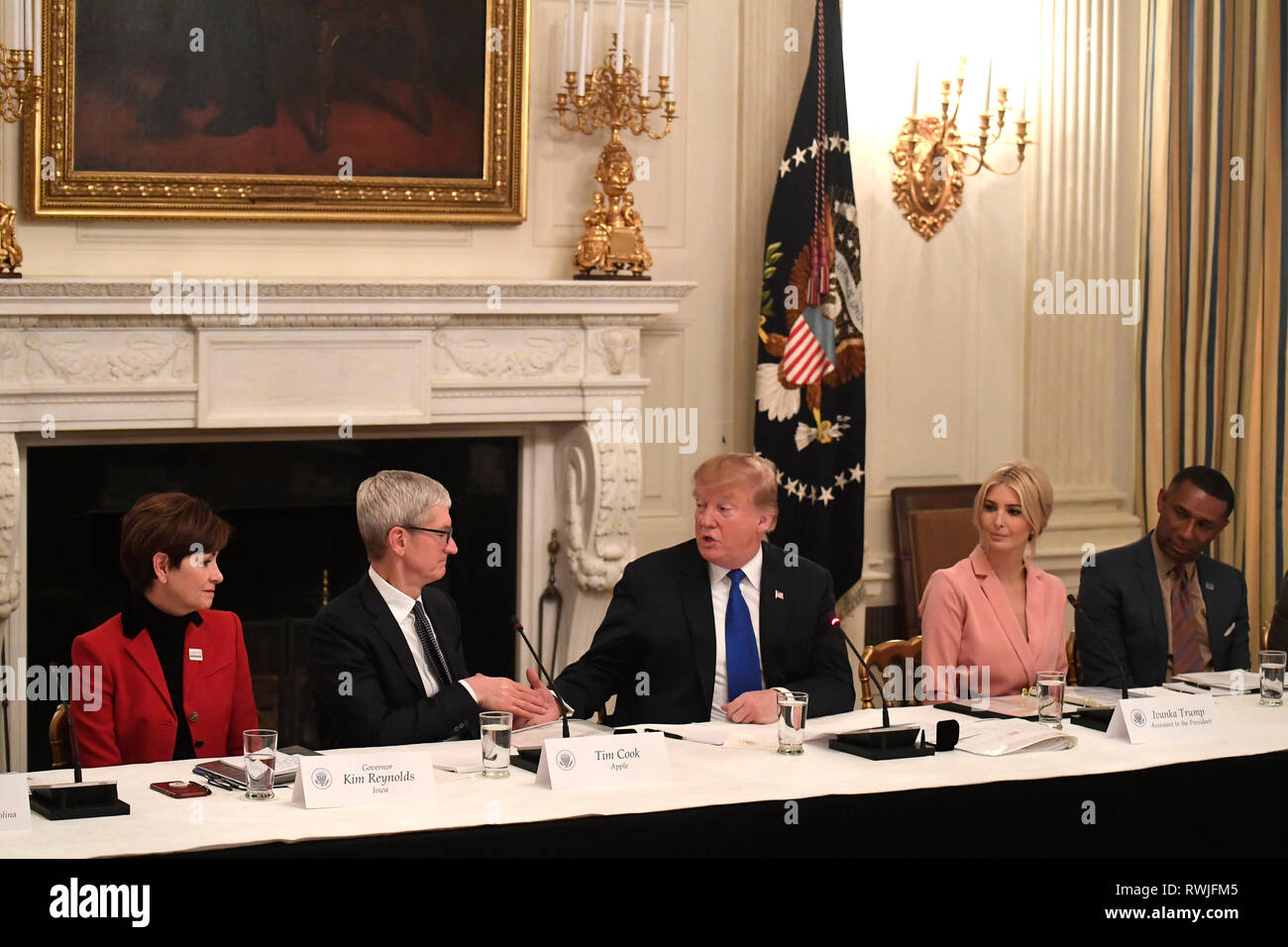 Präsidenten der Vereinigten Staaten Donald J. Trumpf (C) schüttelt Hände mit Apple CEO Tim Cook als Mitglieder des Verwaltungsrats (L-R) Iowa Kim Reynolds (republikanische Gouverneur von Iowa), Erste Tochter und Berater des Präsidenten Ivanka Trump und Johnny C. Taylor, Jr der Gesellschaft für Human Resource Management an der amerikanischen Arbeitskräfte Policy Advisory Board Meeting, im Weißen Haus, Washington, DC, 6. März 2019. Der Vorstand besteht aus 25 Mitgliedern außerhalb der Regierung, Vertreter führender Unternehmen, Akademiker und gewählten Führer. Credit: Mike Theiler/CNP | Verwendung weltweit Stockfoto