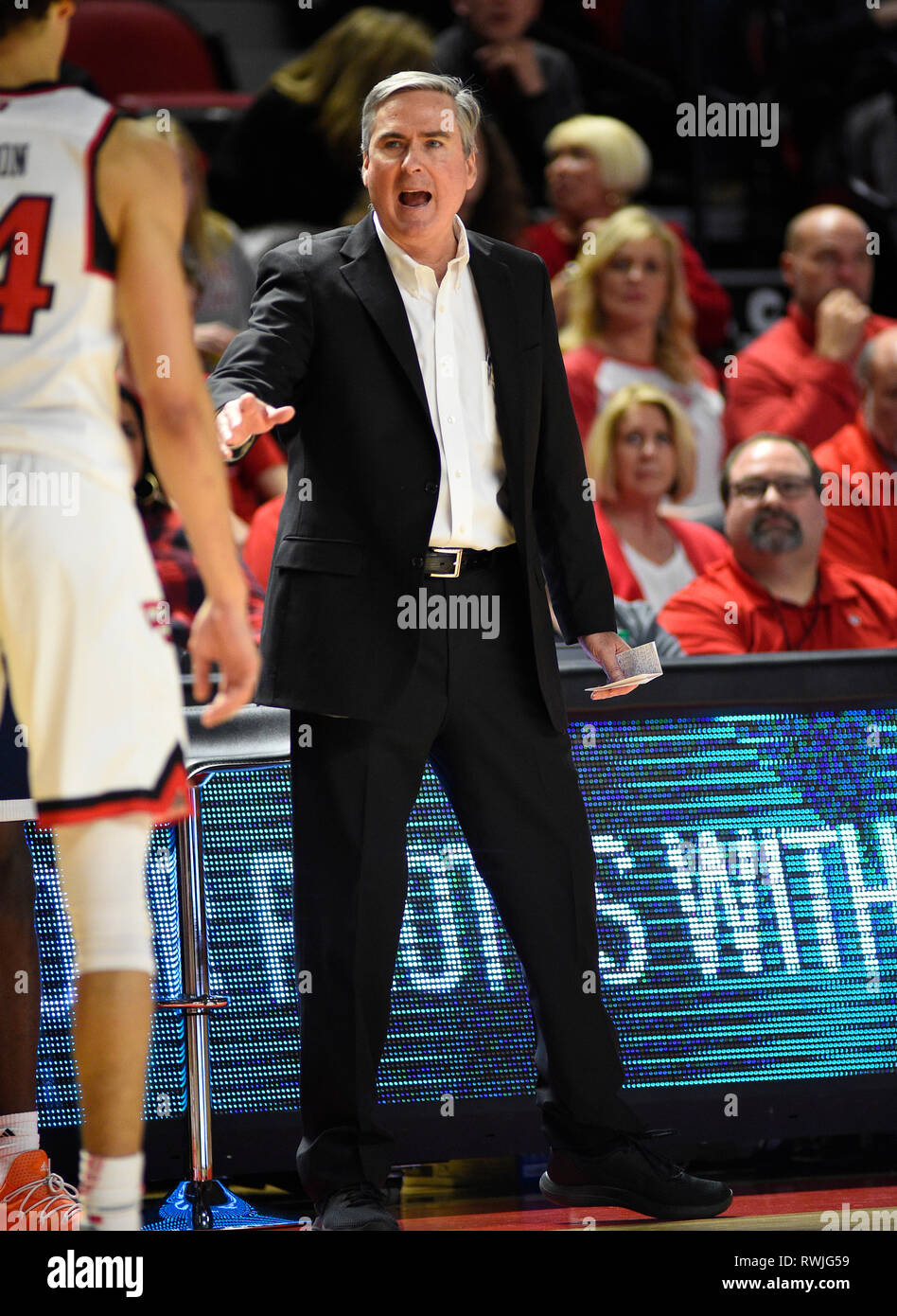 März 6, 2019; Western Kentucky Hilltoppers Head Coach Rick Stansbury erzählt uns Marek Nelson (14) das Spiel gegen die Texas - San Antonio Roadrunners während eines College Basketball Spiel zwischen der UTSA Road Runners und die westlichen Kentucky Hilltoppers an E. A. Diddle Arena in Bowling Green, KY. (Foto: Steve Roberts/Cal Sport Media) Stockfoto