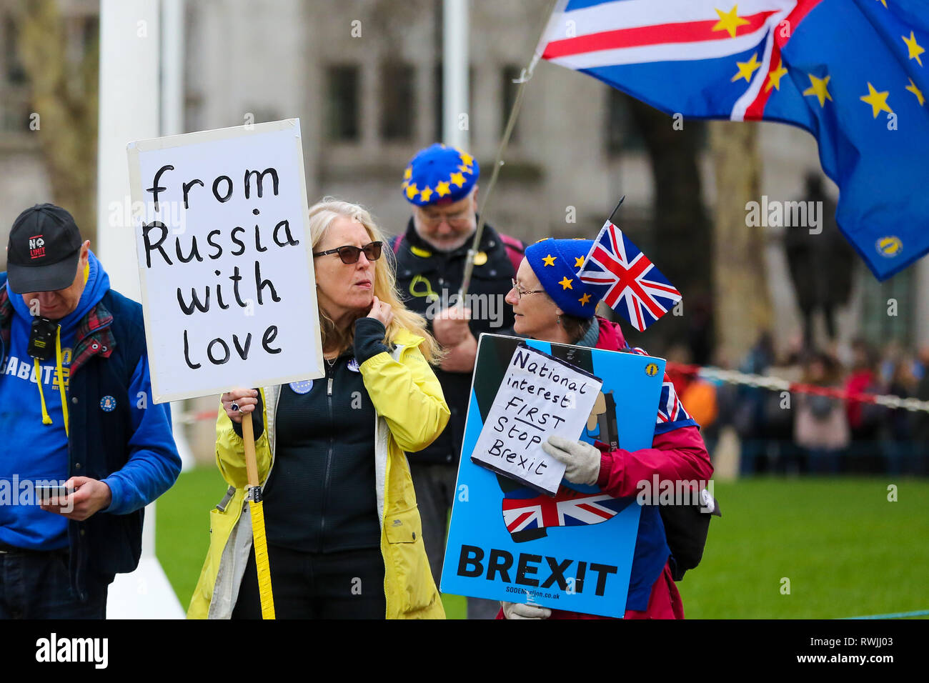 London, UK, UK. 6 Mär, 2019. Anti-Brexit Demonstranten mit Plakaten außerhalb der Häuser des Parlaments zu protestieren. Credit: Dinendra Haria/SOPA Images/ZUMA Draht/Alamy leben Nachrichten Stockfoto