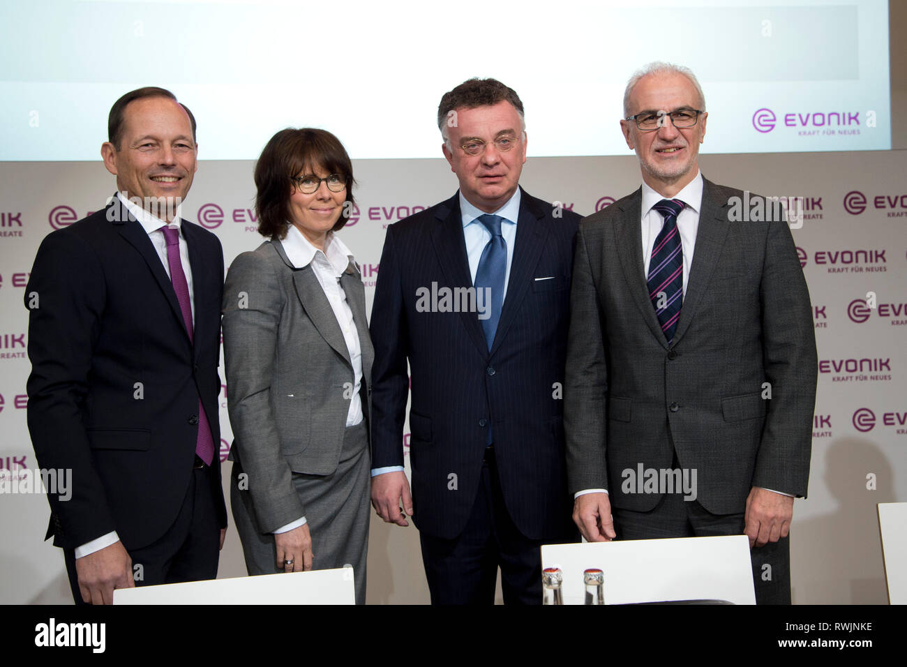 Essen, Deutschland. 05 Mär, 2019. Die Verwaltung der Evonik Industries AG, von links nach rechts: Thomas Wessel, Mitglied der Geschäftsleitung, Ute Wolf, Chief Financial Officer CFO, Christian Kullmann, Chief Executive Officer, CEO, Harald Schwager, Mitglied der Geschäftsleitung, stellvertretender Chief Executive Officer, Bilanzpressekonferenz der Evonik Industries AG, Essen, 05.03.2019. | Verwendung der weltweiten Kredit: dpa/Alamy leben Nachrichten Stockfoto