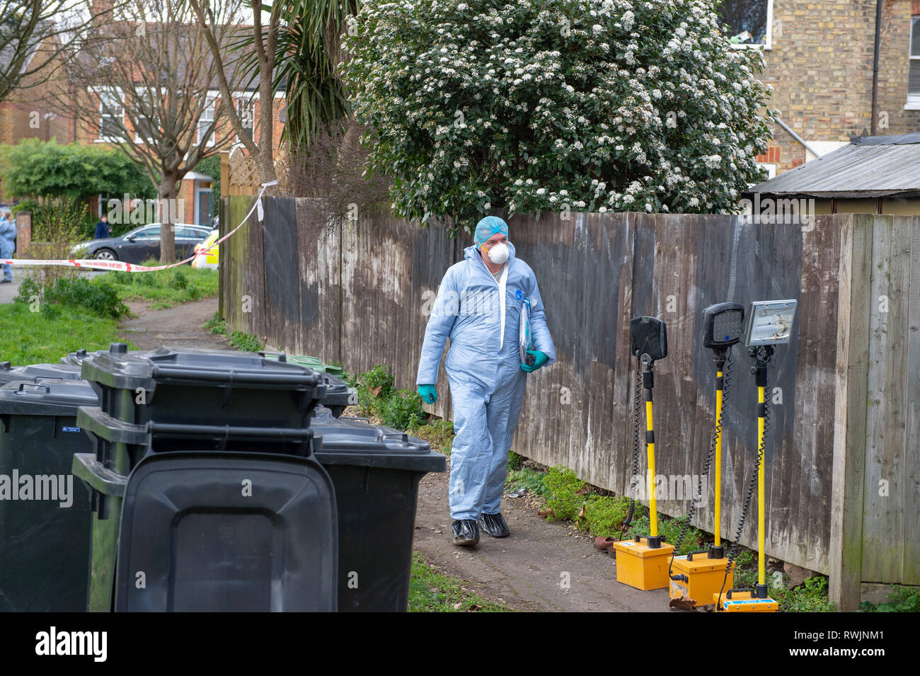 Richmond, Großbritannien. Vom 7. März 2019. Eine Morduntersuchung wurde in Richmond gestartet, nachdem die Leiche einer Frau gefunden wurde. Laureline Garcia-Bertaux, 34, aus Richmond, wurde als vermisst gemeldet, nachdem sie nicht für die Arbeit am Montag, 4. März 2019. Während der späten Abend vom Mittwoch, 7. März, Offiziere einen Körper in ein seichtes Grab in einem Garten in Darell Road, Kew. Credit: Peter Manning/Alamy leben Nachrichten Stockfoto