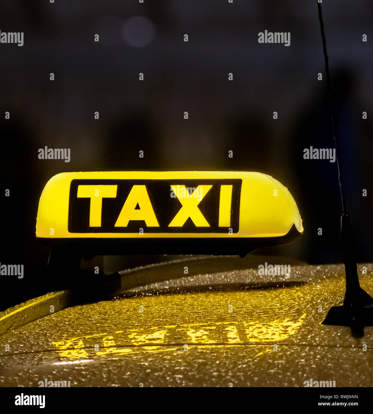 Taxi Lichter am Kabinendach an regnerischen Nacht, Antrieb home Sicherheit Stockfoto