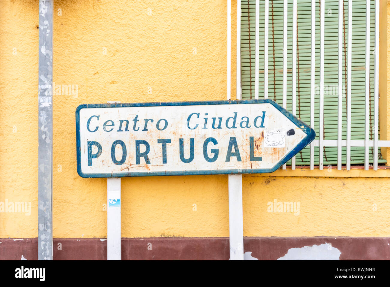 Alte straße Schild Zentrum von Ayamonte und Grenze zu benachbarten Länder wie Portugal, Spanien Stockfoto