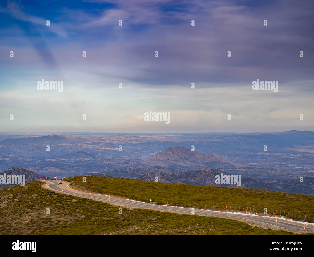 Luftaufnahme der Berglandschaft mit einer Straße und bewölkter Himmel an einem Wintertag auf La Covatilla, Bejar (Salamanca) Stockfoto