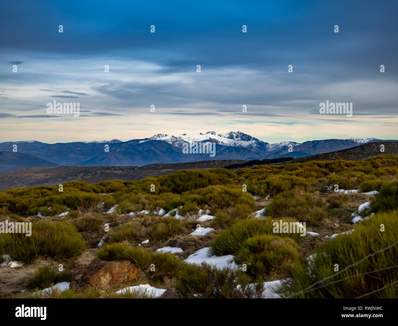 Luftaufnahme von einer Berglandschaft auf La Covatilla, Bejar (Salamanca) Stockfoto