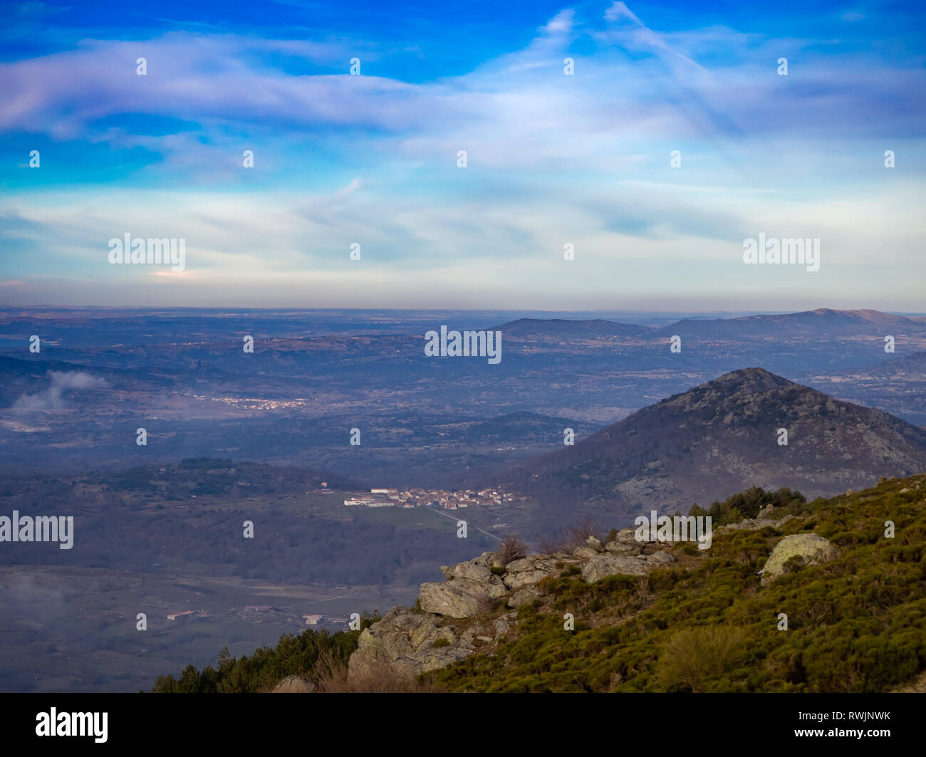 Luftaufnahme von einer Berglandschaft auf La Covatilla, Bejar (Salamanca) Stockfoto