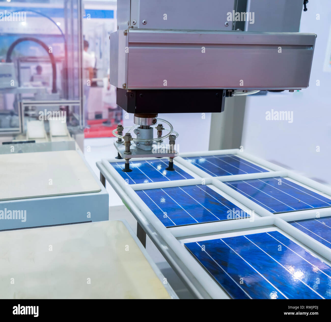 Produktion von Sonnenkollektoren, Industrieroboter, die Arbeit in Fabrik, Förderband Tracking Controler der Roboterhand. Stockfoto