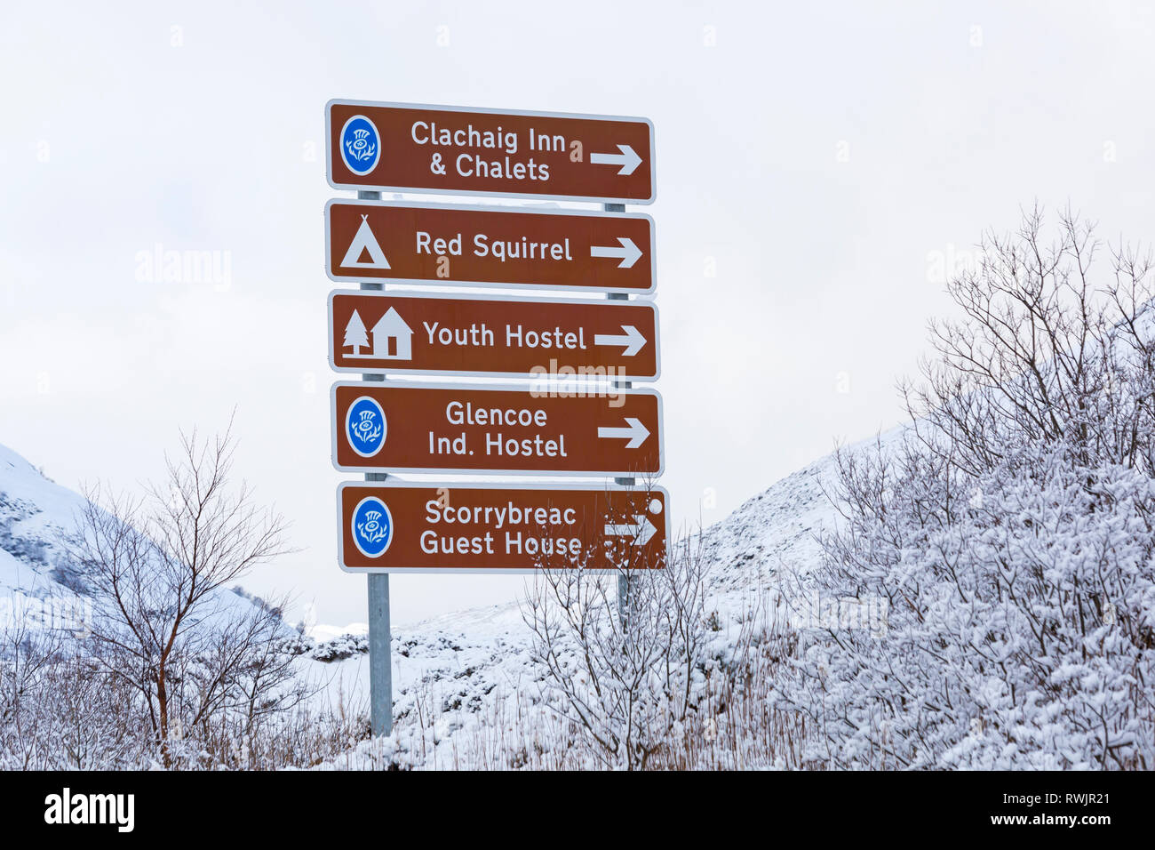 Richtungen Straßenschilder in Glencoe an einem kalten Wintertag mit Schnee am Rannoch Moor, Glencoe, Argyll, Schottland Stockfoto