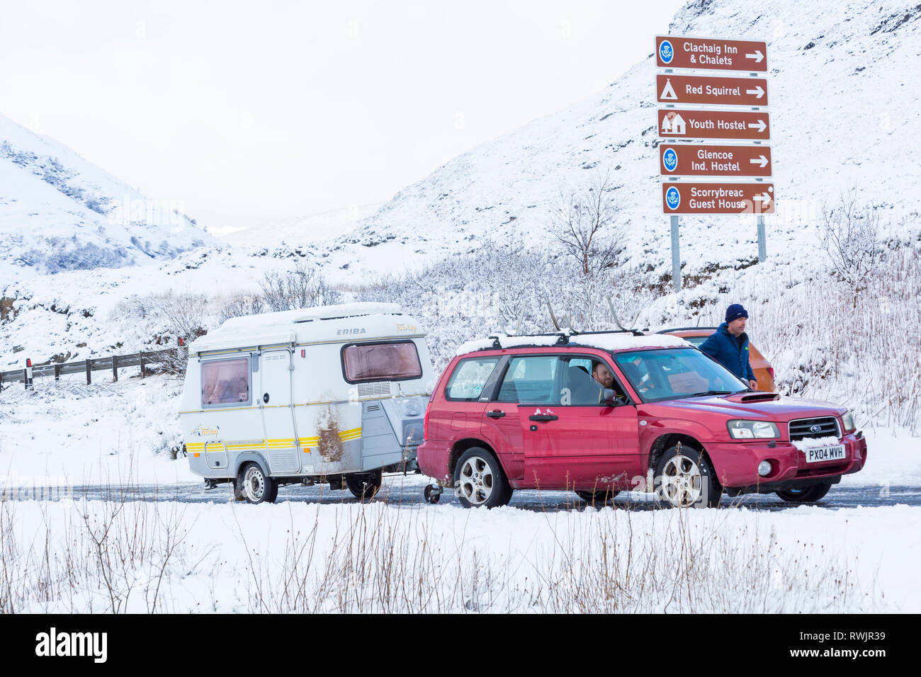 Subaru Auto abschleppen Eriba Touring Caravan an einem kalten Wintermorgen mit Schnee am Rannoch Moor, Glencoe, Argyll, Schottland Stockfoto