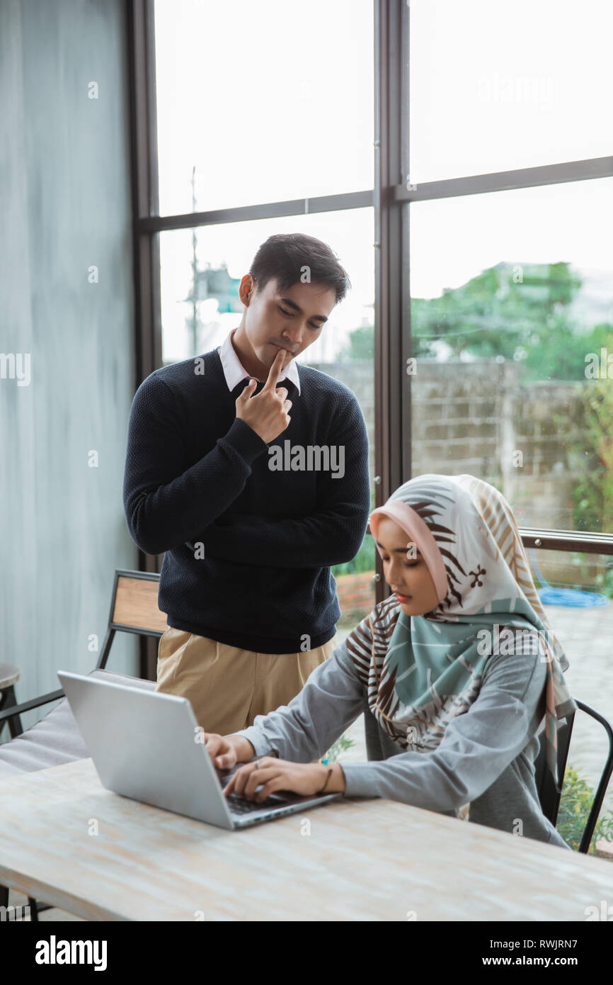 Die Eigentümer geben ein Briefing auf einen neuen Mitarbeiter über den Computer Stockfoto