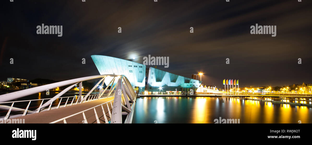 Science Center in Amsterdam - ultra wide Foto bei Langzeitbelichtung aufgenommen Stockfoto