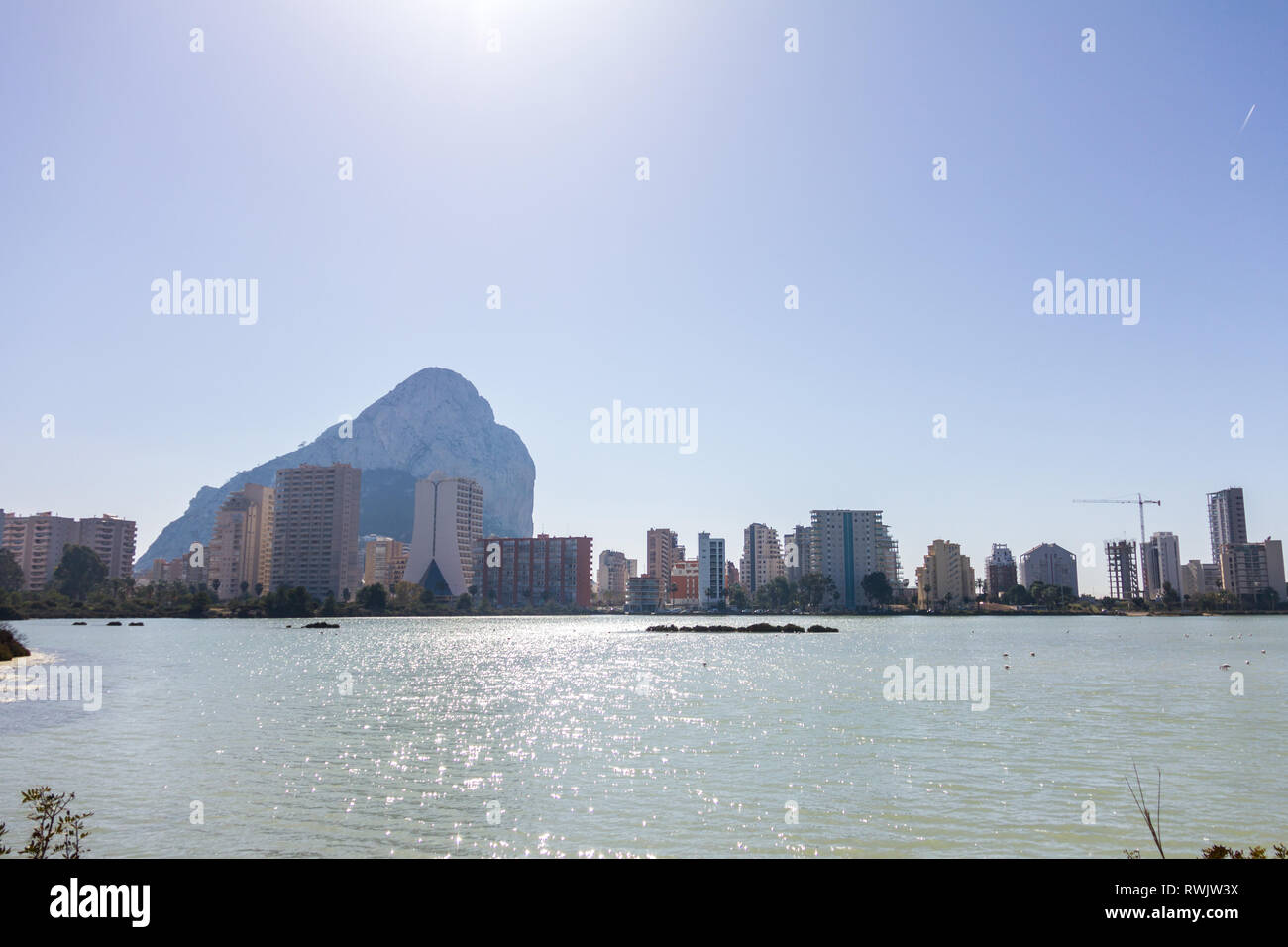 Naturpark von Las Salinas See in Calpe, Spanien, mit einigen Flamingos. Die Stadt und den Penon de Ifach sind auf dem Hintergrund Stockfoto