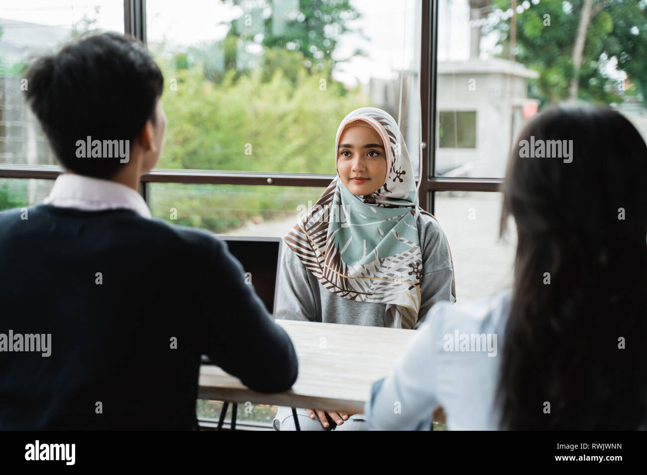 Frauen als neue Mitarbeiter Interview mit zwei Personalabteilungen verschleierte Stockfoto