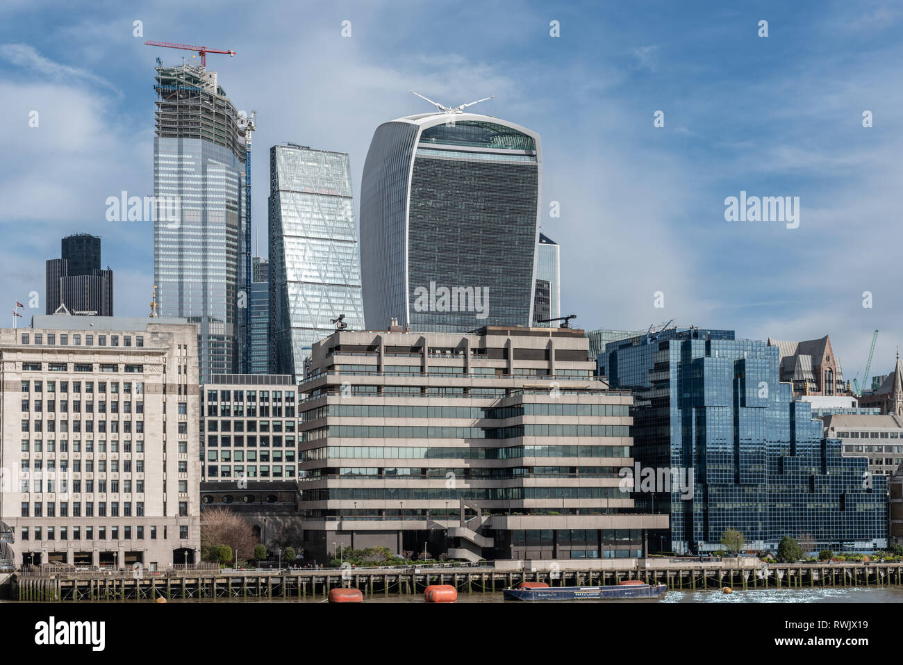 Walkie-talkie, Cheesegrater Webstuhl über die niedrigen Gebäude des Lower Thames St. Stockfoto