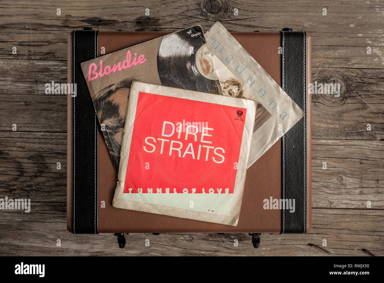 Neapel, Italien - Januar 29, 2019: Schallplatten 45 U/min 80 s auf Plattenspieler Stockfoto