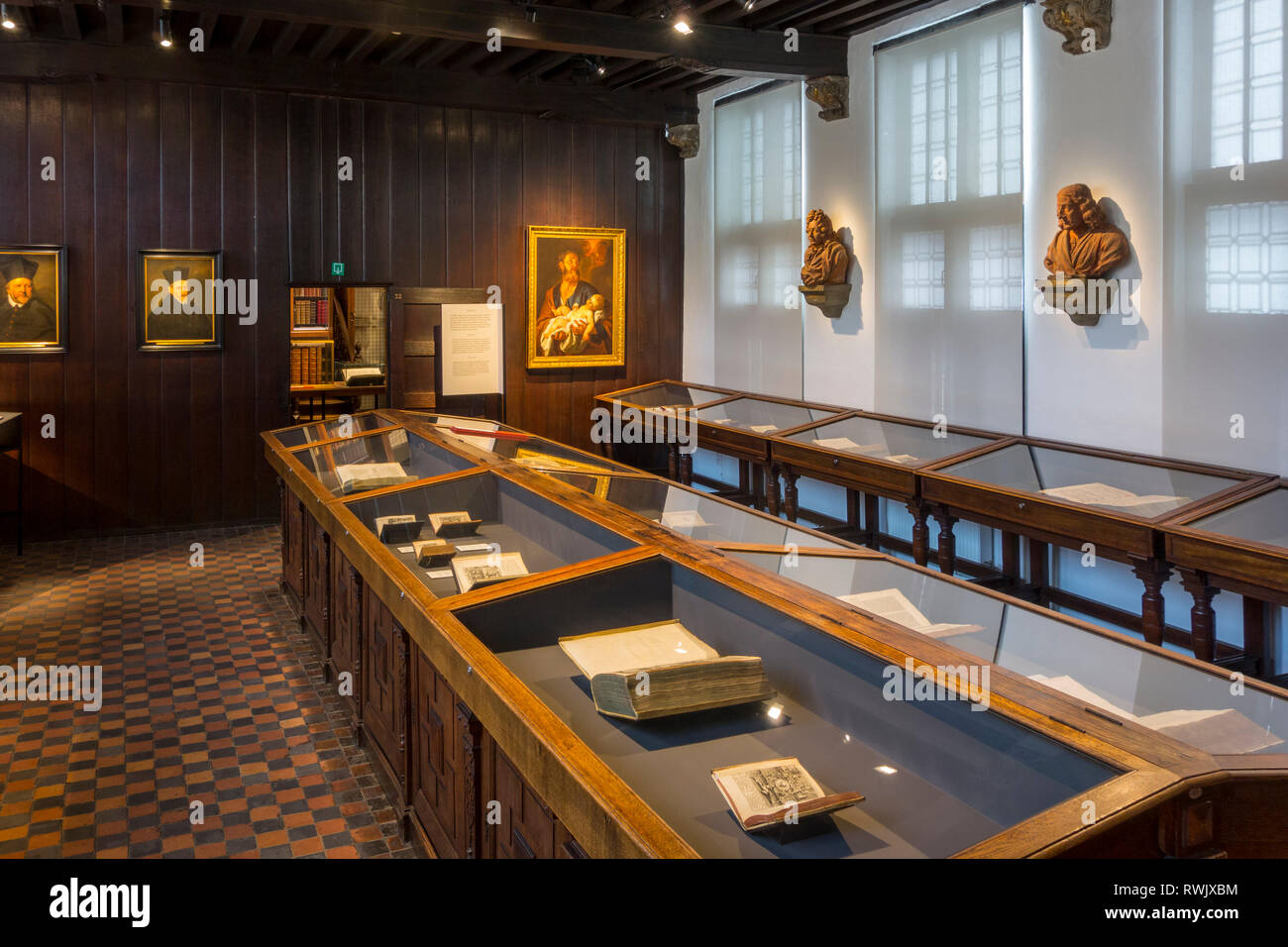 Religiöse Bücher und Bibeln in das Plantin-Moretus-Museum/Plantin-Moretusmuseum über 16. Jahrhundert Drucker, Antwerpen, Belgien Stockfoto