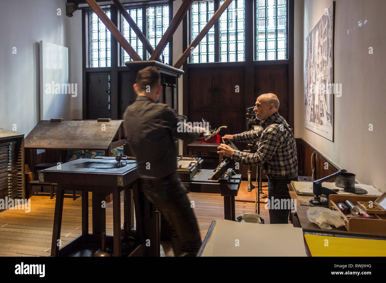 Drucker, die Demonstration auf dem alten Druckerei in das Plantin-Moretus-Museum/Plantin-Moretusmuseum über 16. Jahrhundert Drucker, Antwerpen, Belgien Stockfoto