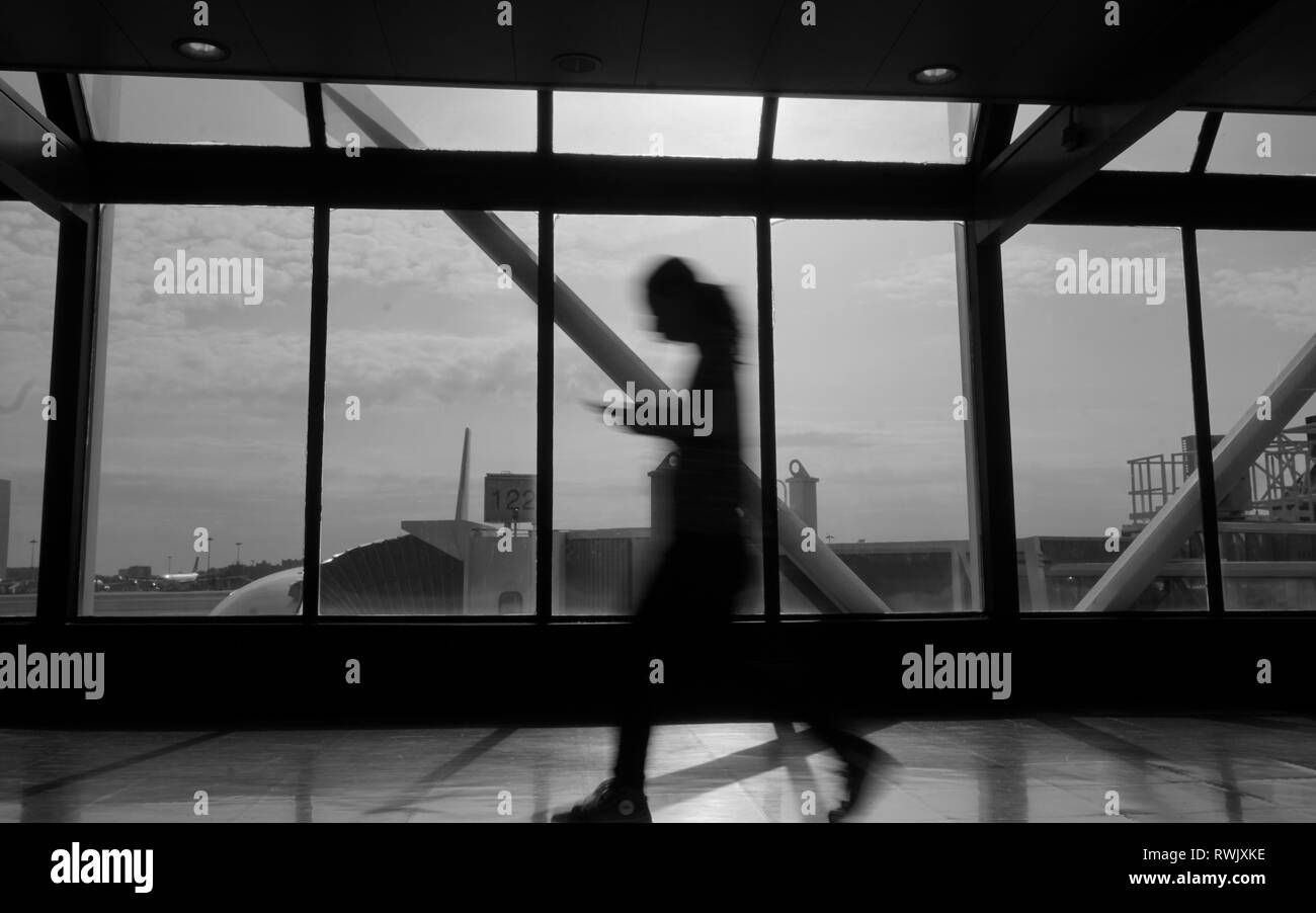 Airport Rush - Frau durch einen Flughafenterminal hetzen Stockfoto