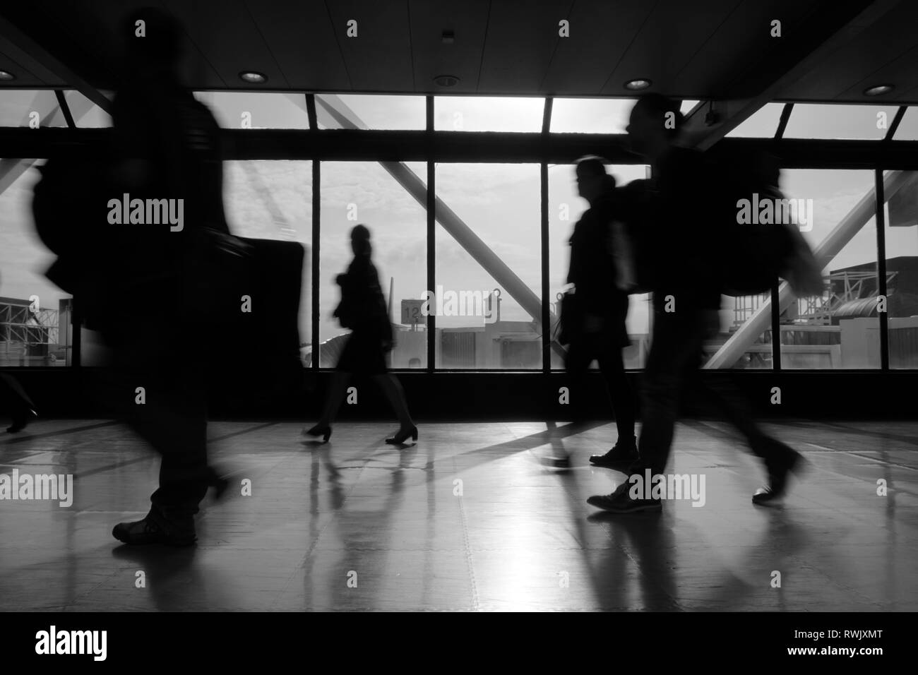 Airport Rush - mehrere Menschen in ein Flughafenterminal hetzen Stockfoto