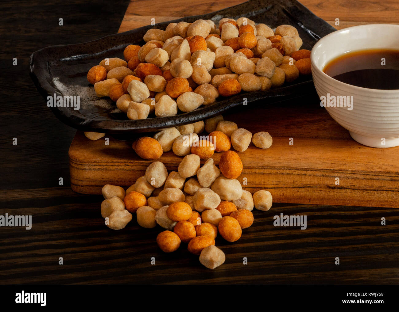 Crispy crunchy peanut Snack. Knusprige haut Erdnüsse. Stockfoto
