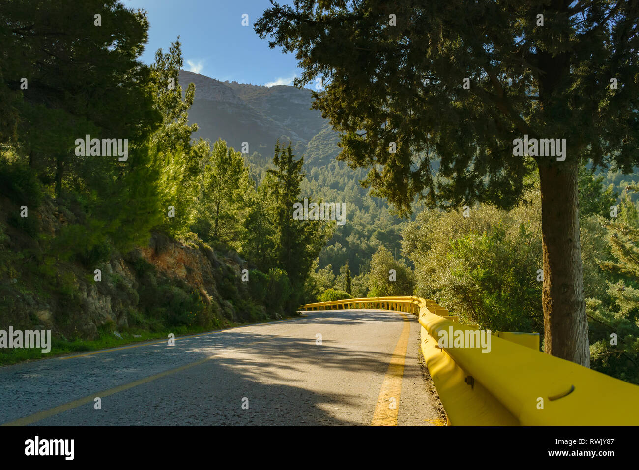 Hymettus (ymittos) Mountain Road mit gelben Barrieren Stockfoto