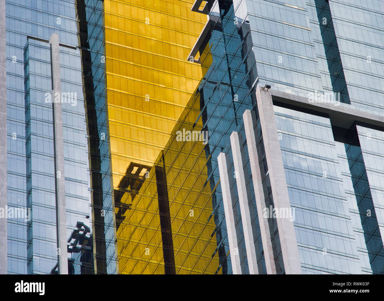 Modernes Gebäude Hochhaus vorderen Fassade Nahaufnahme Bild Stockfoto