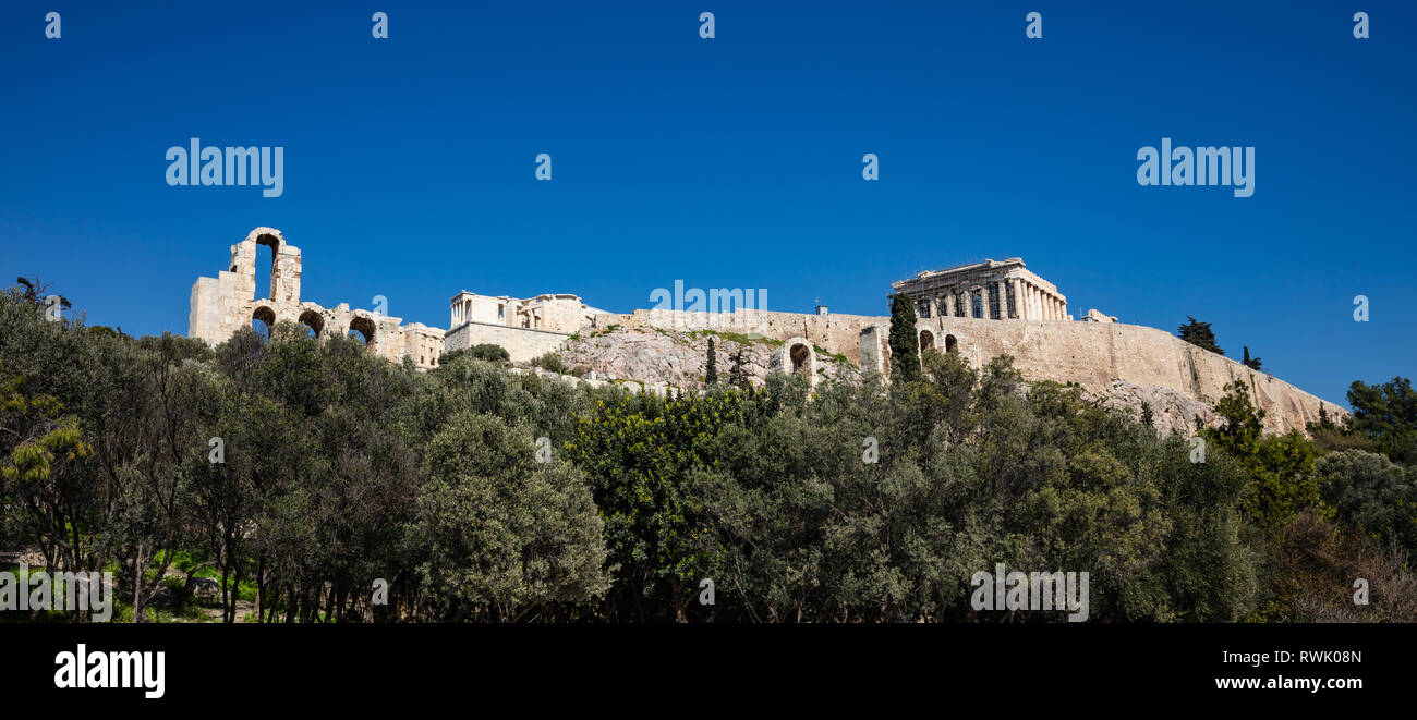 Akropolis von Athen Griechenland rock und Parthenon auf blauer Himmel, sonnigen Tag. Blick von Dionisiou areopagitou Str, Banner Stockfoto