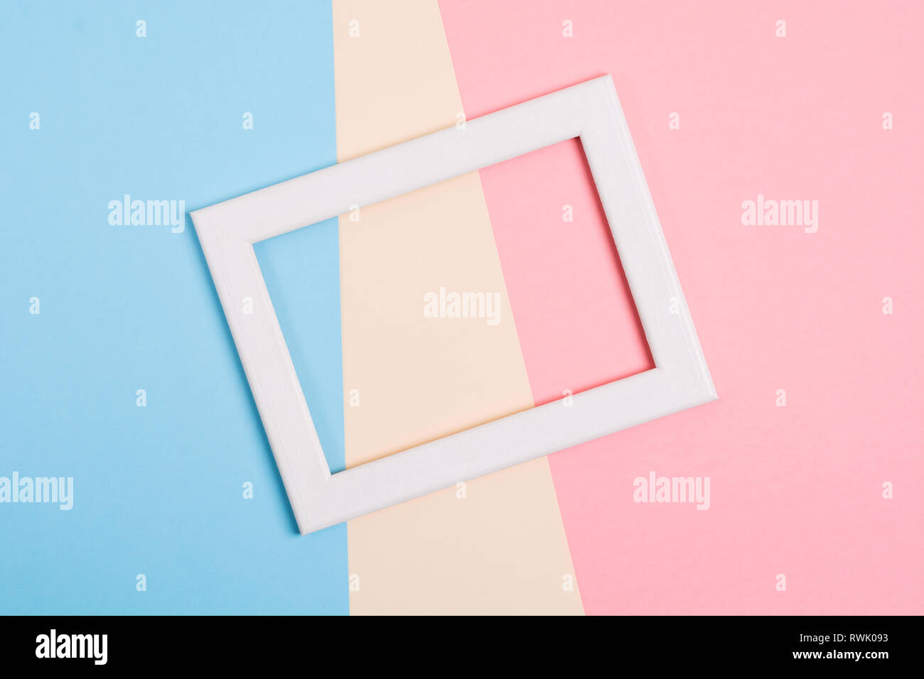 Bunte Papier Hintergrund mit weißen Holzrahmen, flach Stil mit modernen Farben Stockfoto