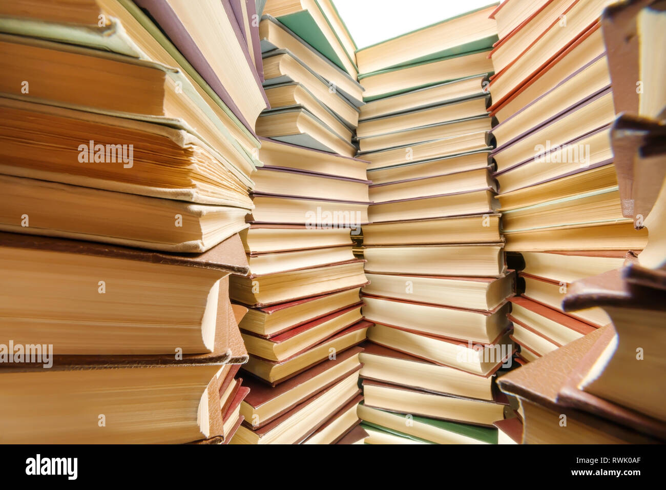 Große Bücher haufen Weitwinkel Seitenansicht Stockfoto