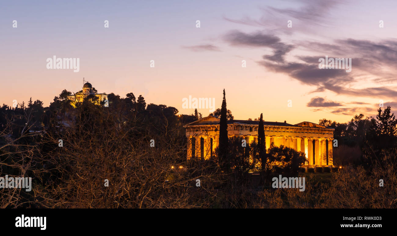 Athen Griechenland. Hephaistos Tempel und alte nationale Beobachtungsstelle, beleuchtet, nachts. Anzeigen von Monastiraki Bereich Stockfoto