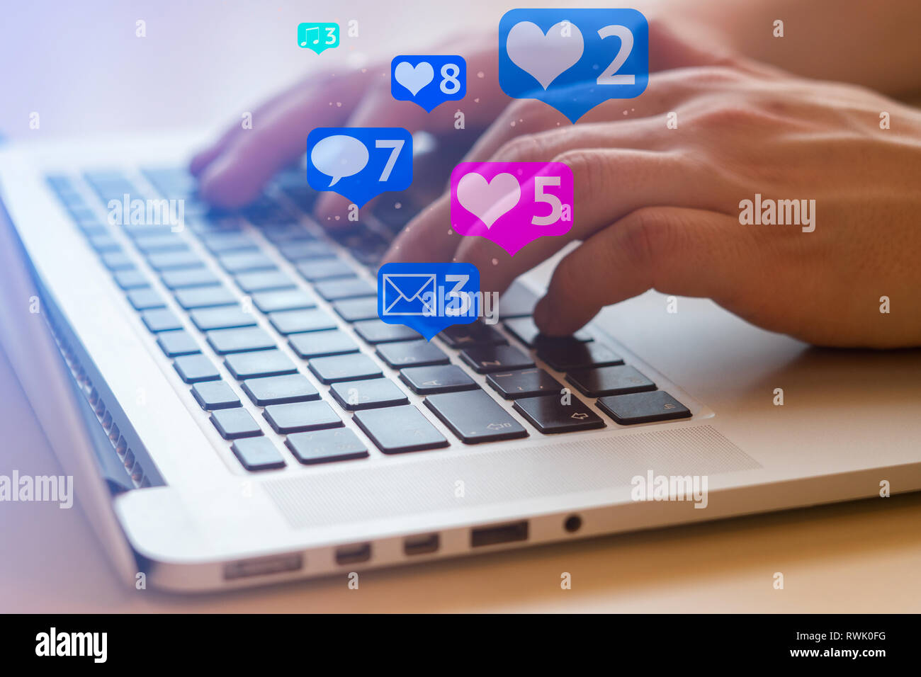 Der Mensch ist mit Laptop mit schwarzen Tasten, Social Media und Social Networking. Marketing Konzept Stockfoto
