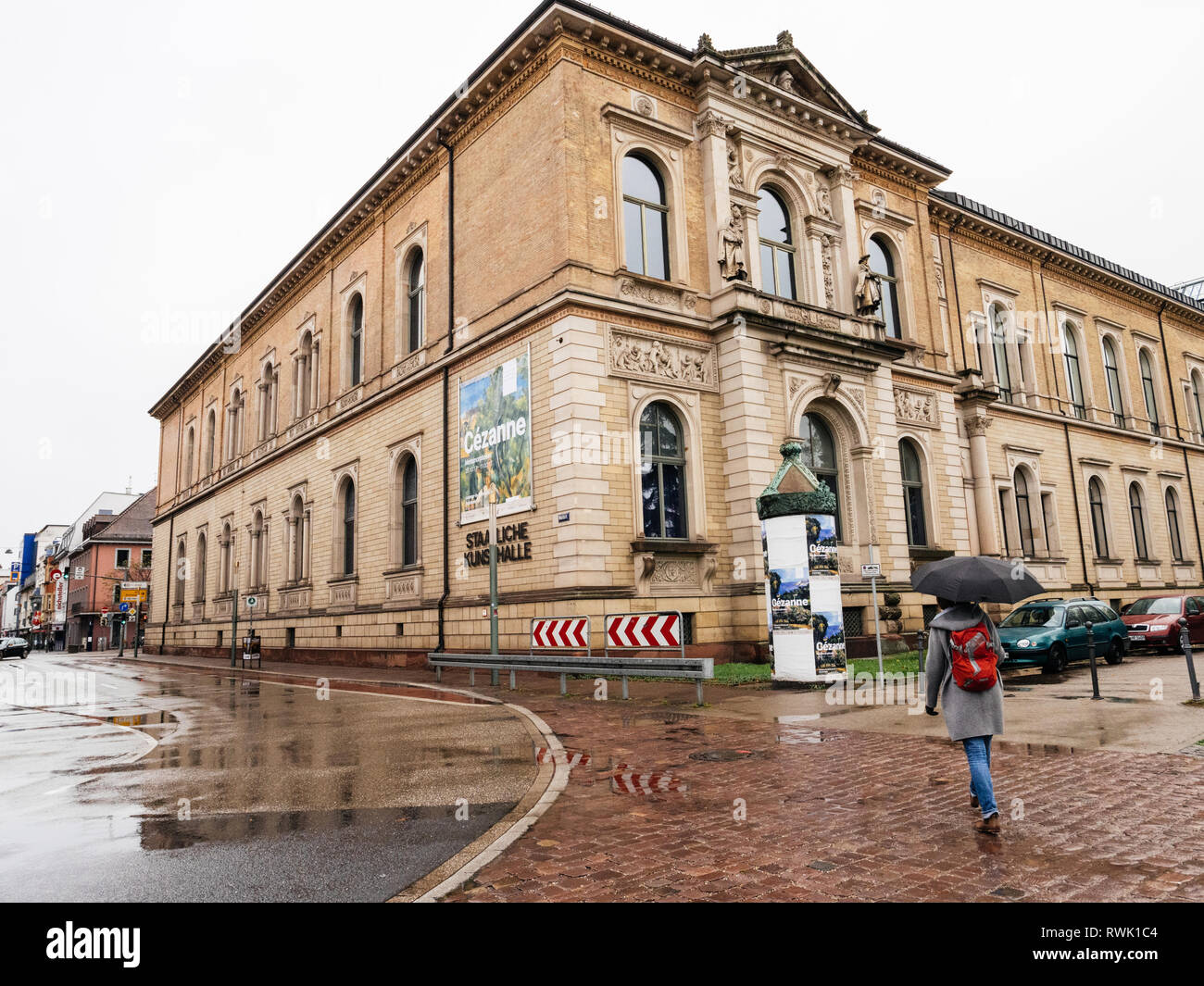 Karlsruhe, Deutschland - 29.Oktober 2017: Deutsche Stadt Karlsruhe mit junge Frau mit Sonnenschirm zu Fuß in Richtung Staatliche Kunsthalle Karlsruhe Staatliche Kunsthalle Stockfoto