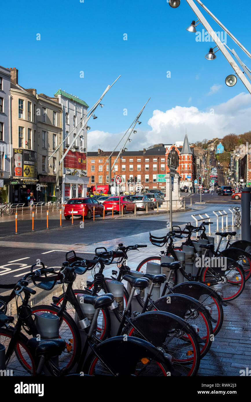 Fahrräder zum Mieten aufgereiht in einem Regal entlang einer Straße im Stadtzentrum von Cork, Cork City, County Cork, Irland Stockfoto