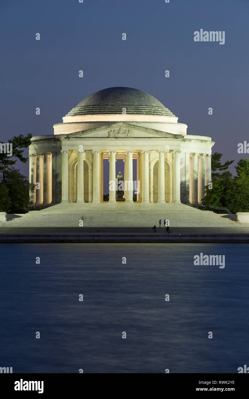 Jefferson Memorial leuchtet in der Dämmerung; Washington D.C., Vereinigte Staaten von Amerika Stockfoto