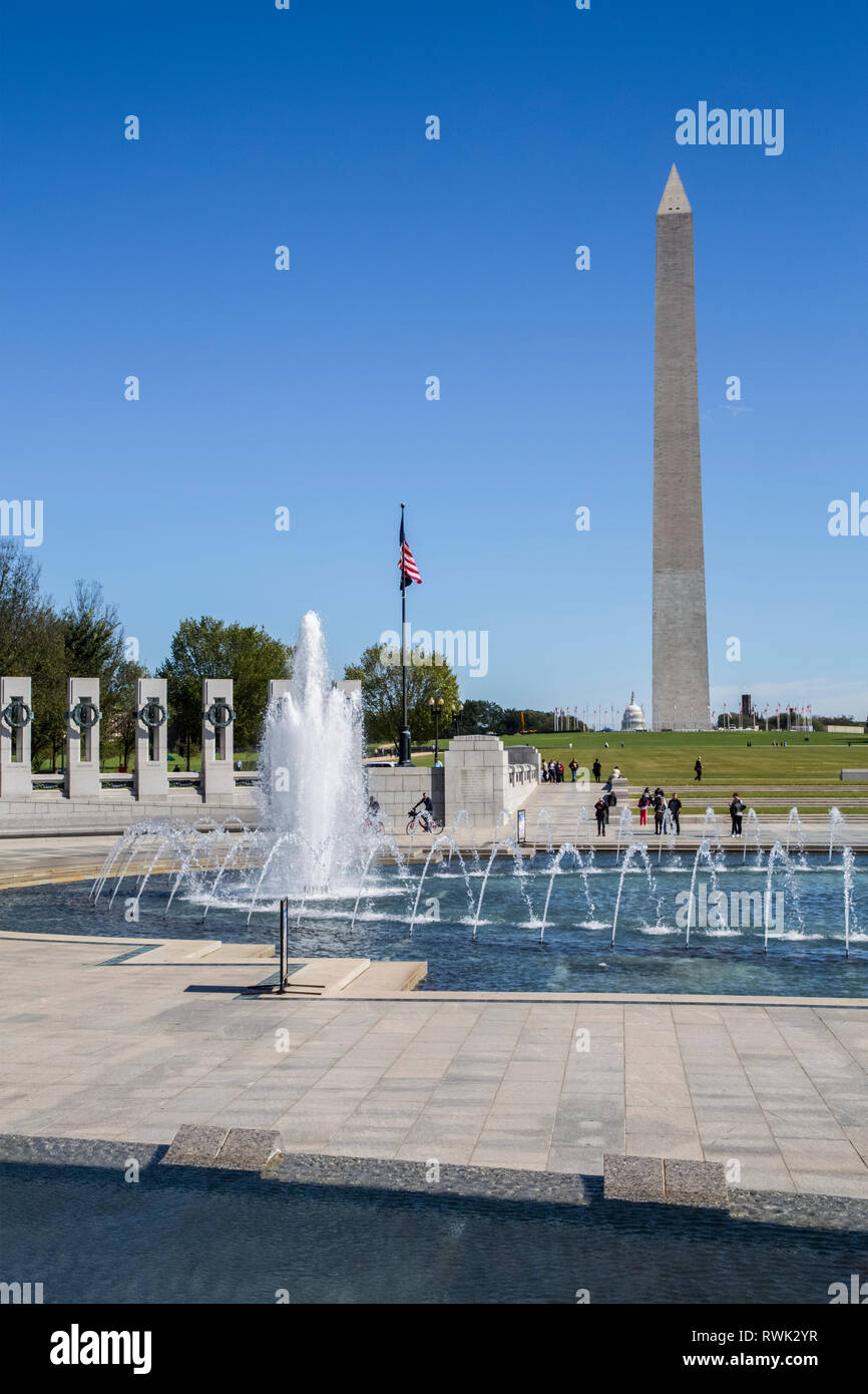 2. Weltkrieg Memorial, Washington Monument (Hintergrund); Washington D.C., Vereinigte Staaten von Amerika Stockfoto