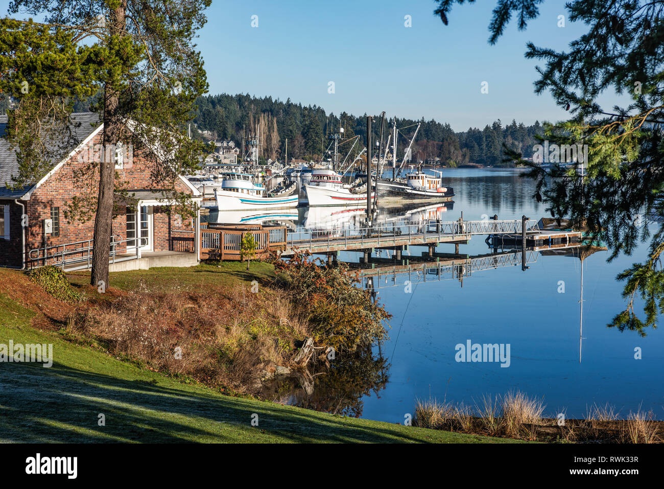 Eine heitere Morgen anzeigen Blick über einen Teil der die Marina und Fischerboote in Gig Harbor; Gig Harbor, Washington, Vereinigte Staaten von Amerika Stockfoto