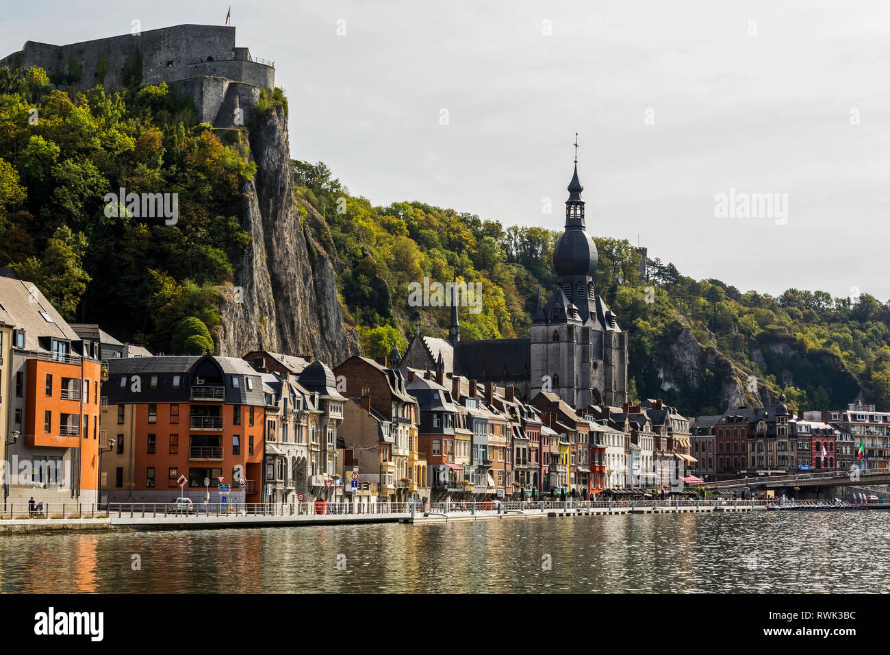 Stadt Dinant an der Maas mit einem großen Kirchturm und hohen Klippen mit einem Stein Festung auf der Oberseite; Dinant, Belgien Stockfoto