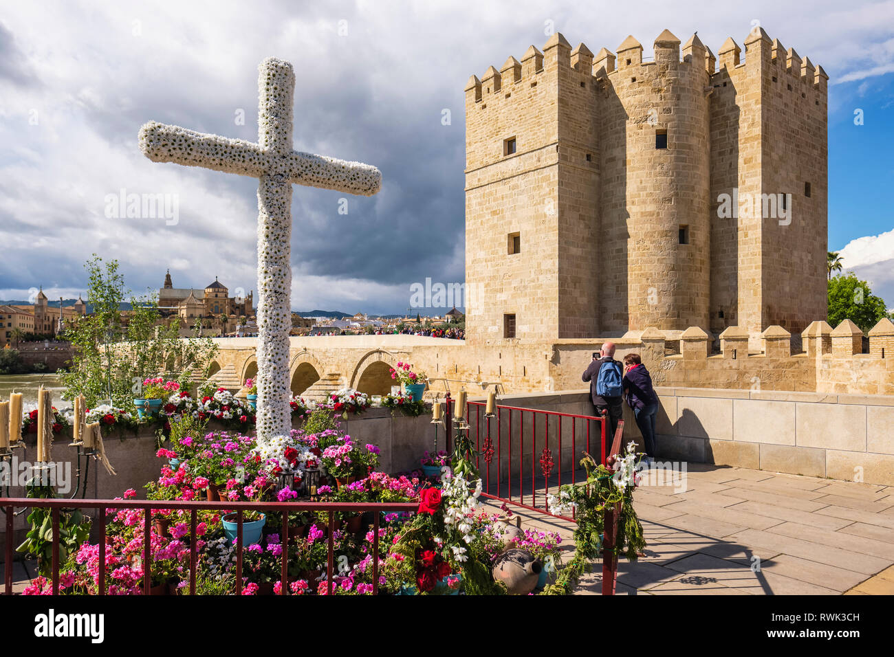 Calahorra Turm, am südlichen Ende der Römischen Brücke mit einem Kreuz Mai im Vordergrund; Cordoba, Andalusien, Spanien Stockfoto