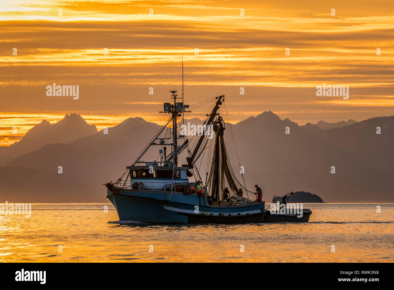 Thunfischwadenfänger in Amalga Hafen bei Sonnenuntergang verankert warten auf eine kommerzielle Lachs öffnen, in der Nähe von Juneau, Southeast Alaska, Alaska, Vereinigte Staaten von Amerika Stockfoto