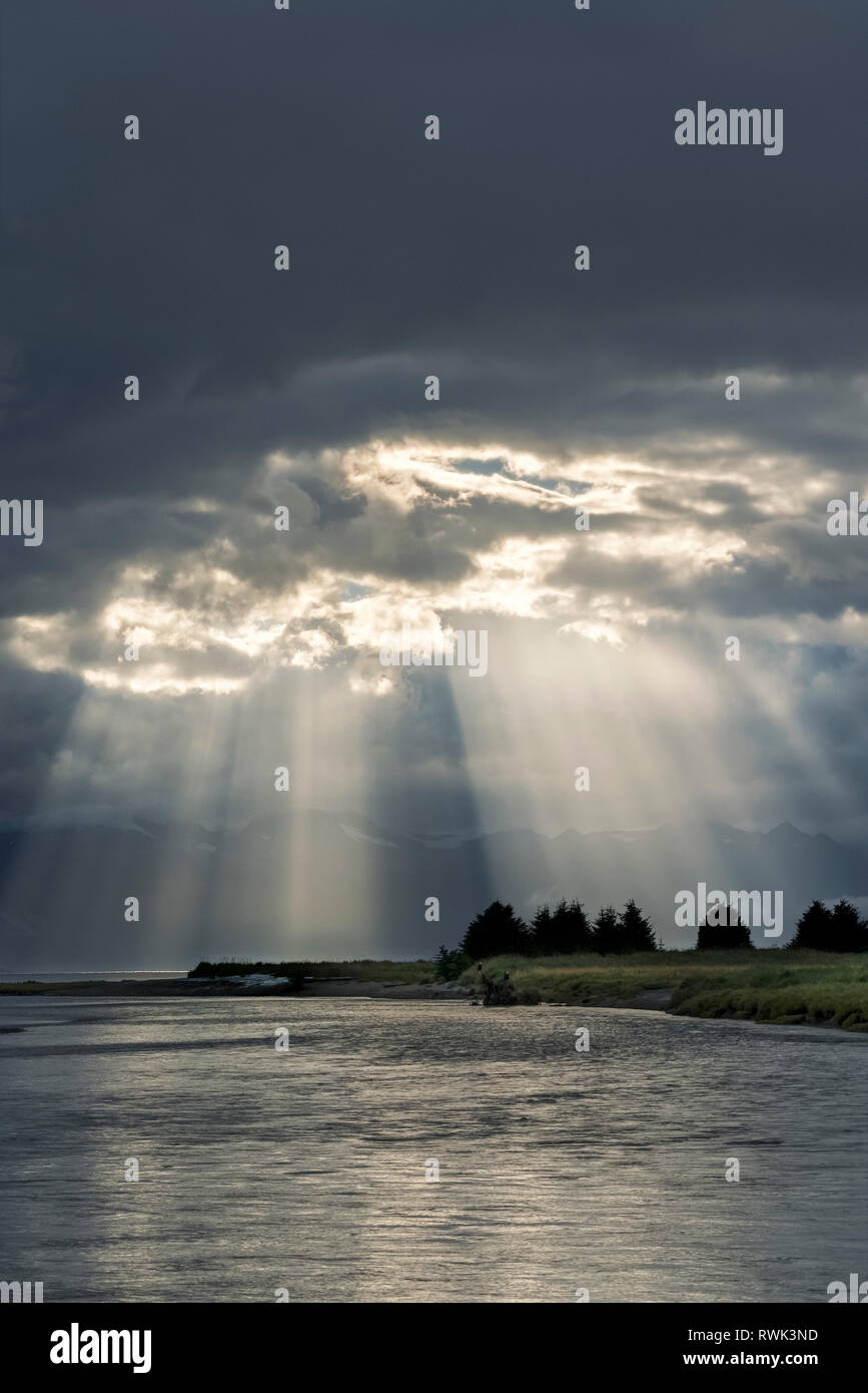 Sonnenstrahlen mit glänzenden über Eagle River und Eagle Beach, Chilkat Berge, Southeast Alaska, Alaska, Vereinigte Staaten von Amerika Stockfoto