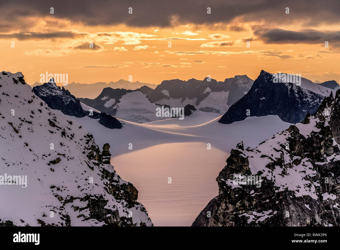 Antenne des schroffen Gipfeln und schneebedeckten Gletscher bei Sonnenuntergang, Juneau Eisfeld, Tongass National Forest, Southeast Alaska Stockfoto