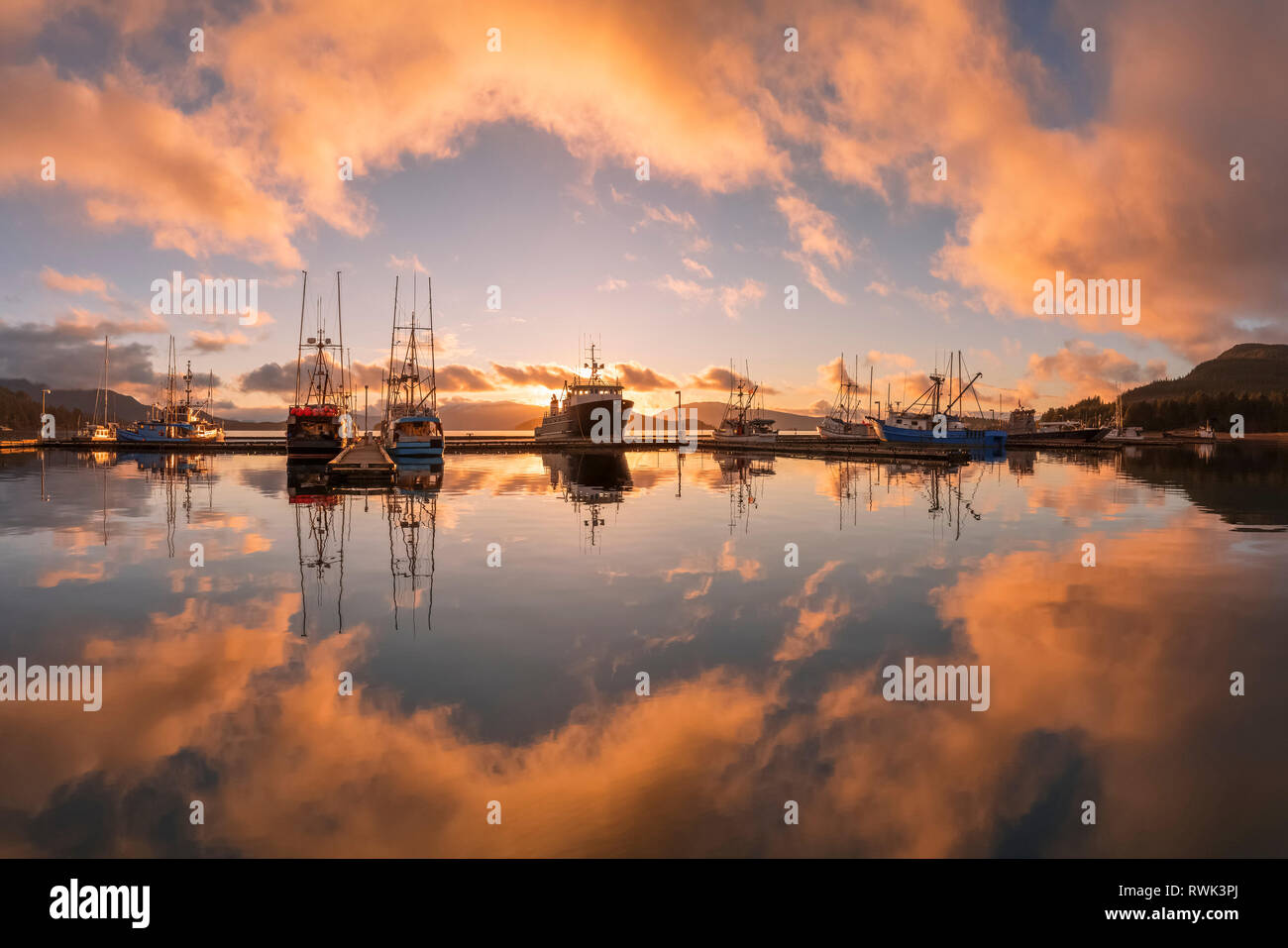 Kommerzielle Fischerboote in Auke Bucht bei Sonnenuntergang, Southeast Alaska, Juneau, Alaska, Vereinigte Staaten von Amerika Stockfoto