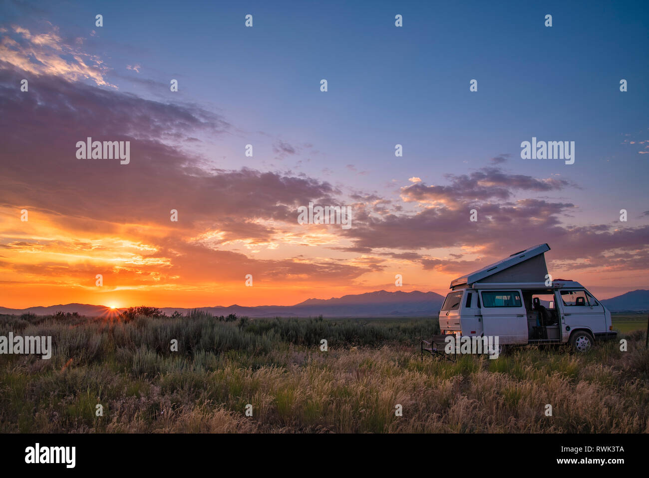 VW Westfalia camping am Stausee der Mormonen, Central Idaho. Stockfoto