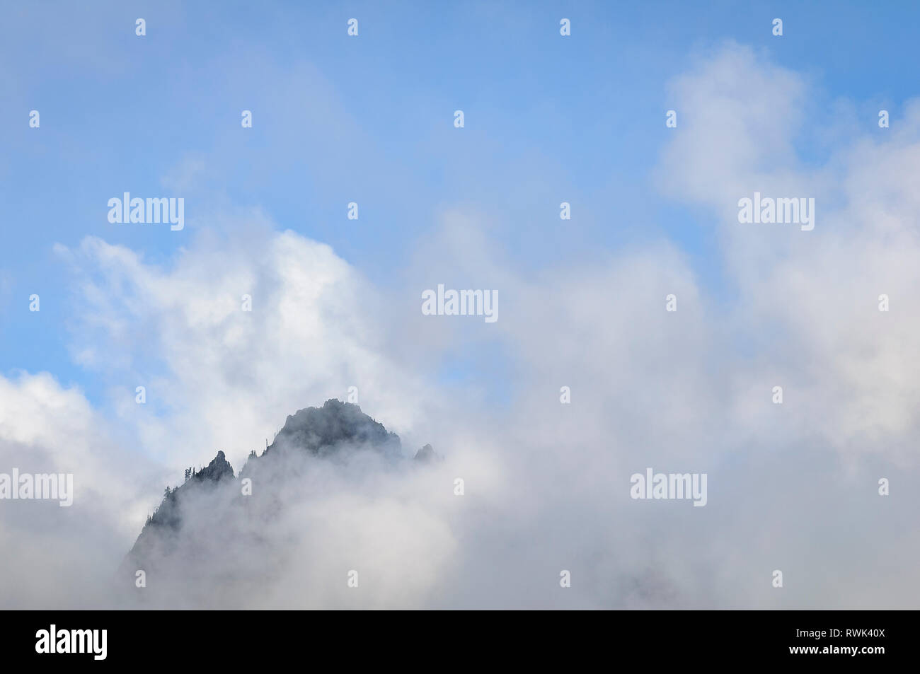 Lane Peak im Tatoosh erscheint über dem Nebel in den Nisqually Tal, von Inspiration Point; Mount Rainier National Park, Washington. Stockfoto