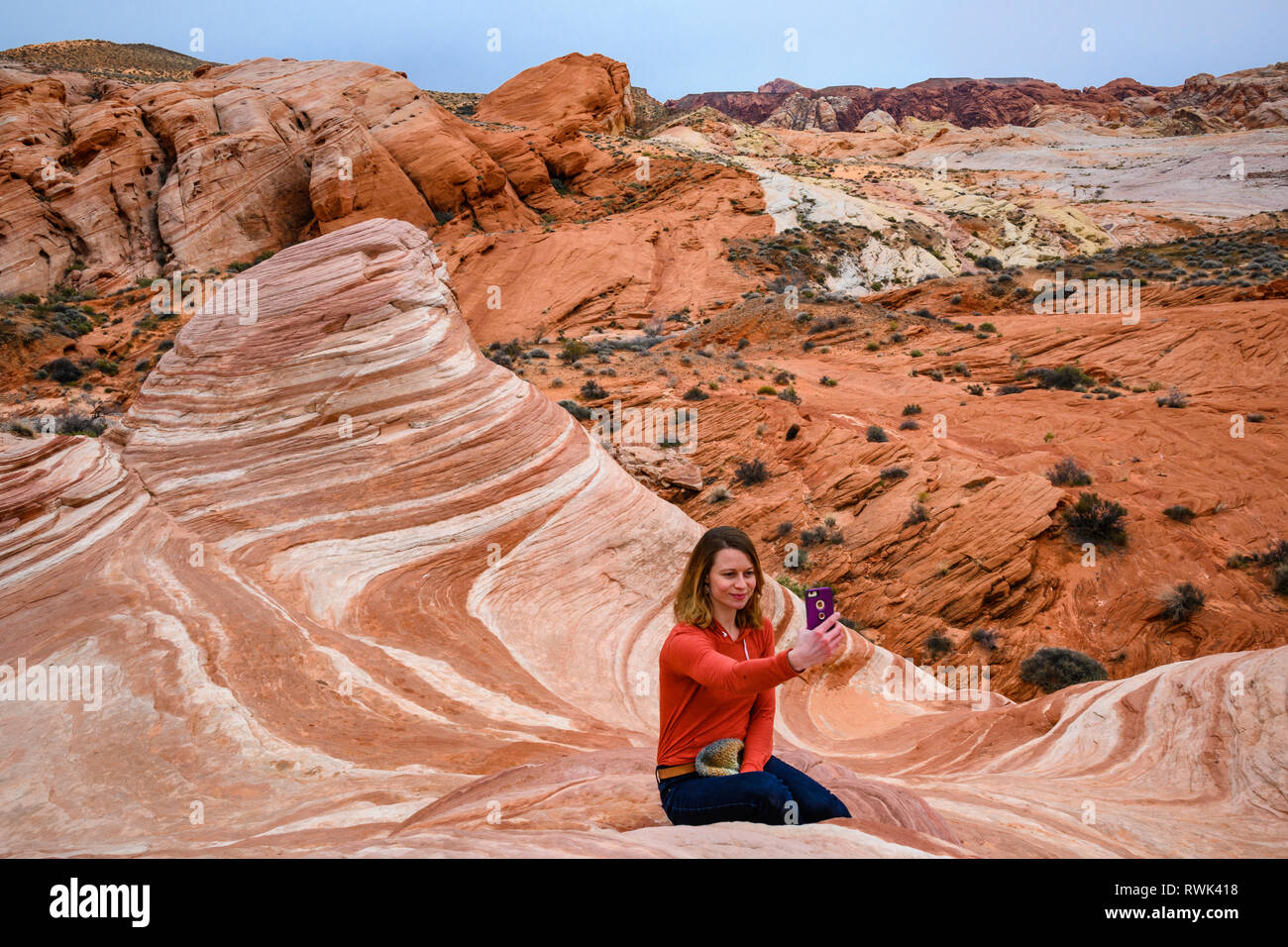 Frau unter selfie Foto bei dem Feuer Wave Sandstein Felsformationen im Valley of Fire State Park, Nevada. Stockfoto