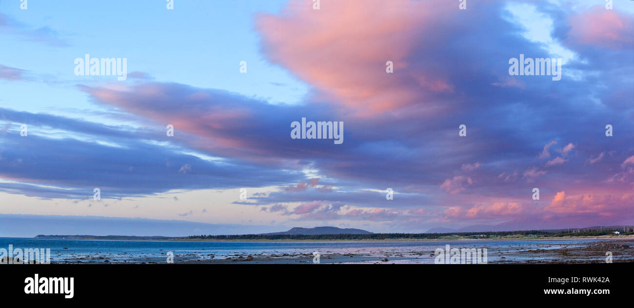 Die wolkenbildung Leuchten in hellen Farben der untergehenden Sonne. Foto vom Strand am Kuhkopf, westlichen Neufundland, Kanada Stockfoto