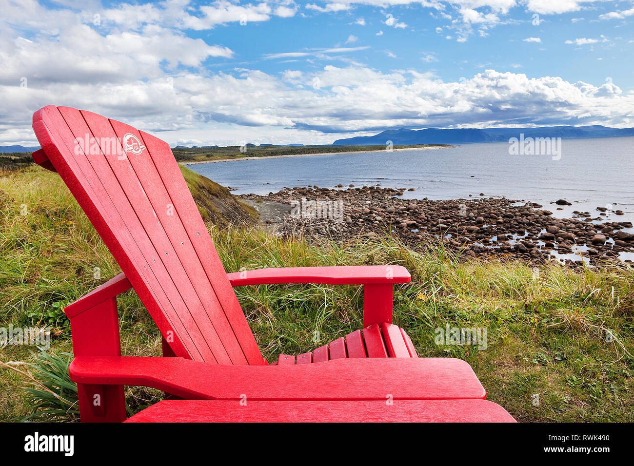 Die roten Stühlen erleben Programm ist ein Parks Kanada Initiative an der Kanadier, die Verbindung mit der Natur. Dieser Stuhl in diesem Foto ist auf einer Klippe am Grünen Punkt geologische Lage, Gros Morne National Park, Neufundland, Kanada Stockfoto